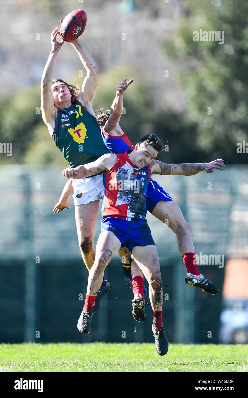 Box Hill City ovale, Melbourne, Australia. Il 20 luglio 2019. Australian Rules Football sotto 18s campionati, Gippsland potere contro diavoli della Tasmania; Lewis Deegan dei diavoli della Tasmania segna il credito a sfera: Azione Plus immagini di sport/Alamy Live News Foto Stock