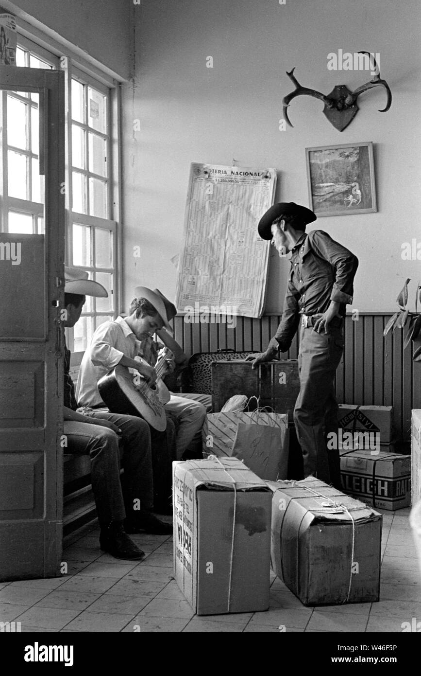 Stazione degli autobus Greyhound dei Cowboys degli anni '1960 al confine tra Texas e Messico, un passaggio di frontiera per Mexico1969. Cowboy messicani americani in una stazione degli autobus di confine messicano. Stanno portando i pacchi sul pavimento a casa oltre il confine. HOMER SYKES Foto Stock