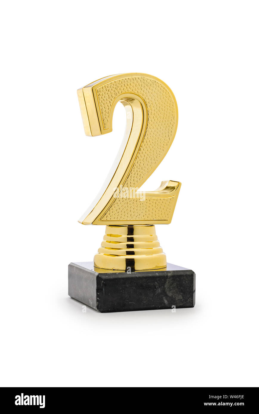2 ° posto i vincitori del trofeo in oro con oro numero due montato su una base isolata su bianco con spazio di copia Foto Stock