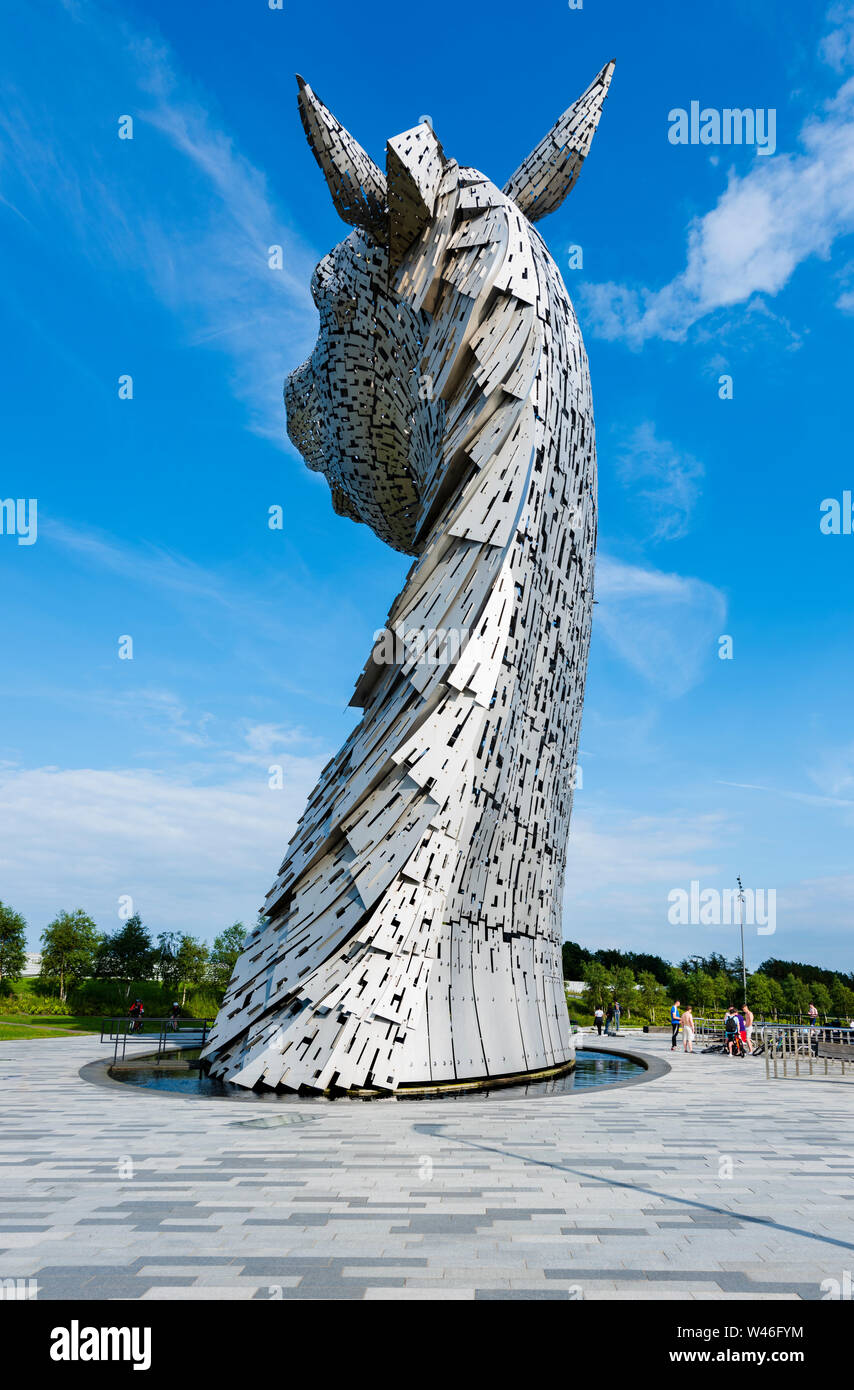 Il gigante Kelpies testa di cavallo sculture del mitico spiriti dell'acqua accanto al canale di Forth e Clyde parte dell'elica terra progetto di trasformazione Foto Stock