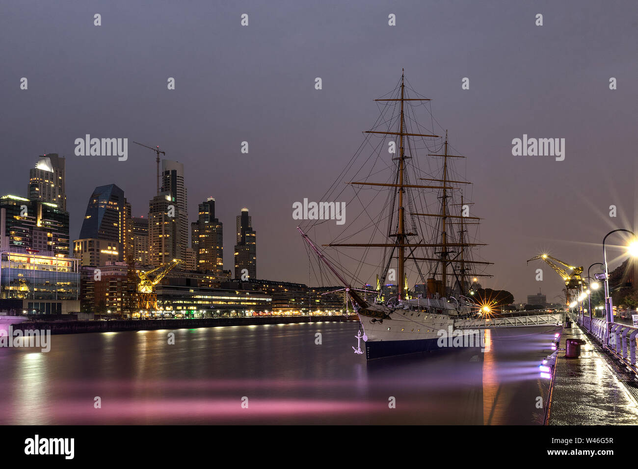 Il vecchio corvette (Fregata ARA Presidente Sarmiento) è sul dock al tramonto.a Puerto Madero Buenos Aires, Argentina. Sud America. Foto Stock