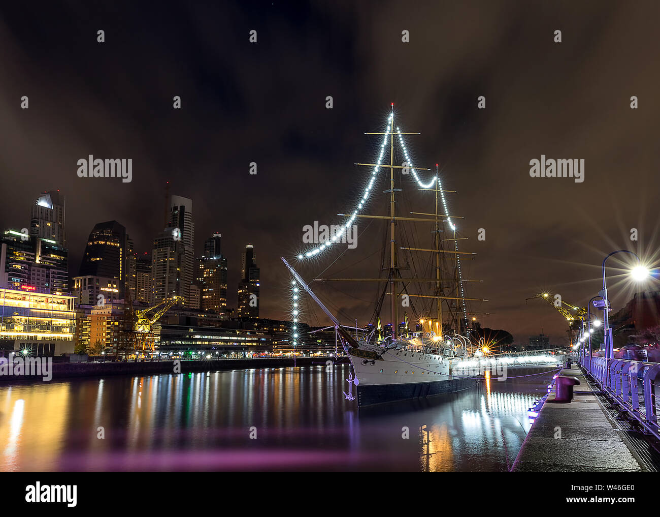 Fregata ARA Presidente Sarmiento. La vecchia nave con le lanterne accese è sul dock. Puerto Madero. Buenos Aires, Argentina. Foto Stock