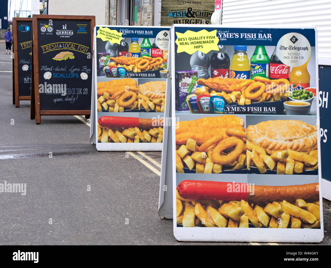 Il fast food pannelli pubblicitari in corrispondenza di una destinazione di vacanza, England, Regno Unito Foto Stock