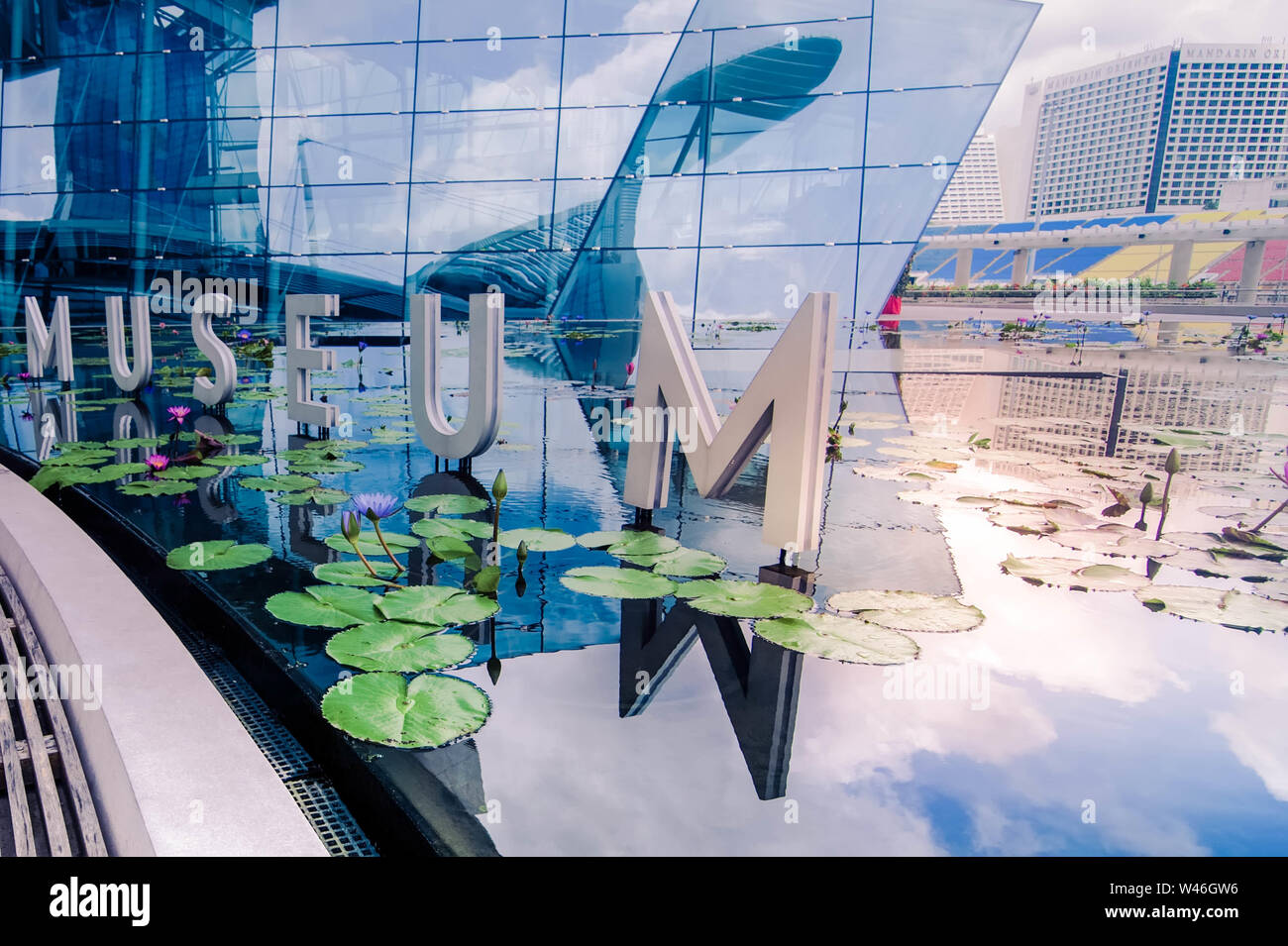 SINGAPORE - Feb 26, 2013: Sky riflessione in Stagno con fiori Museo di Belle Arti. Vista futuristica del paesaggio urbano con moderni grattacieli. Marina Foto Stock