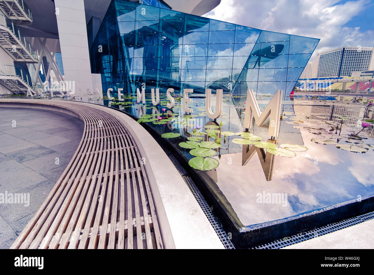 SINGAPORE - Feb 26, 2013: Sky riflessione in Stagno con fiori Museo di Belle Arti. Vista futuristica del paesaggio urbano con moderni grattacieli. Marina Foto Stock