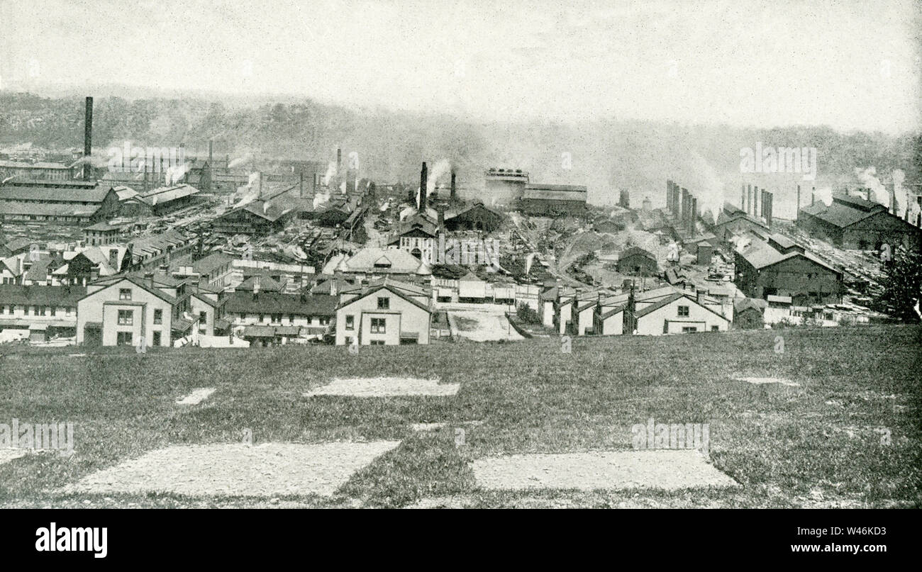 La didascalia su questa foto che risale ai primi anni venti si legge: una produzione di acciaio comune. Homestead, Pennsylvania, uno dei più grandi centri di acciaio nel mondo. Foto Stock