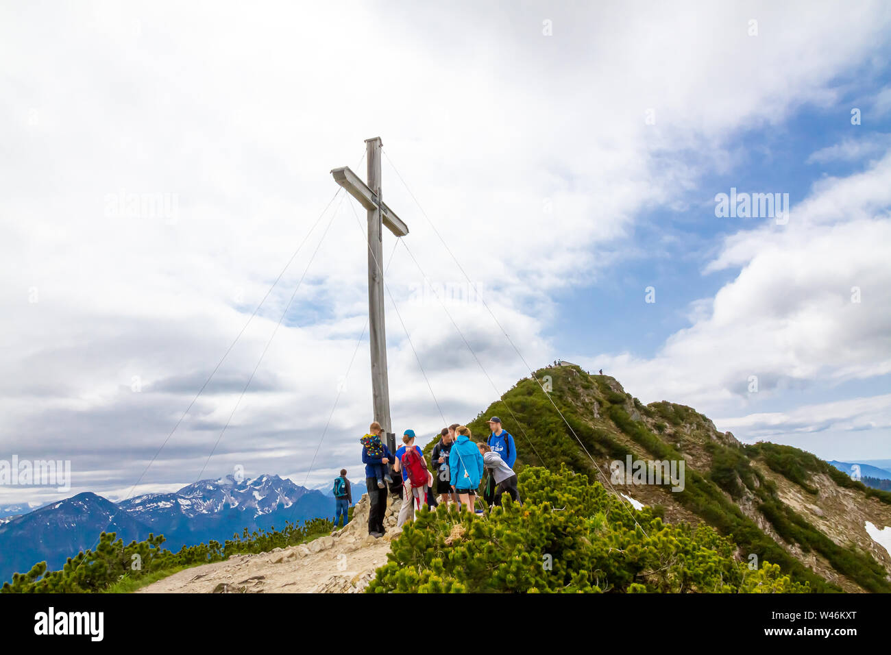 Mountain Herzogstand con la croce, Baviera, Germania Foto Stock