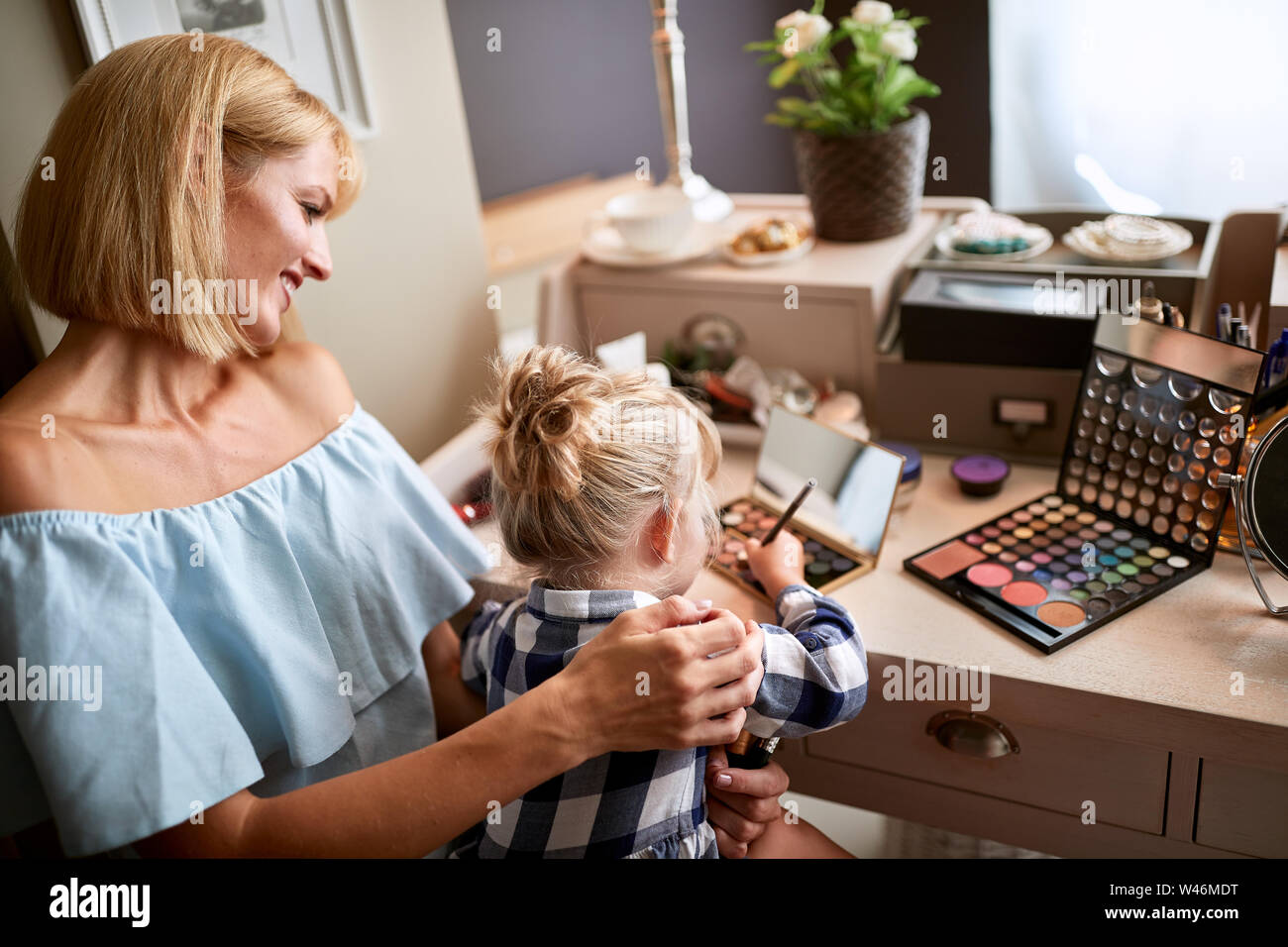 Femmina di capretto con mom è divertente con il make up Foto Stock