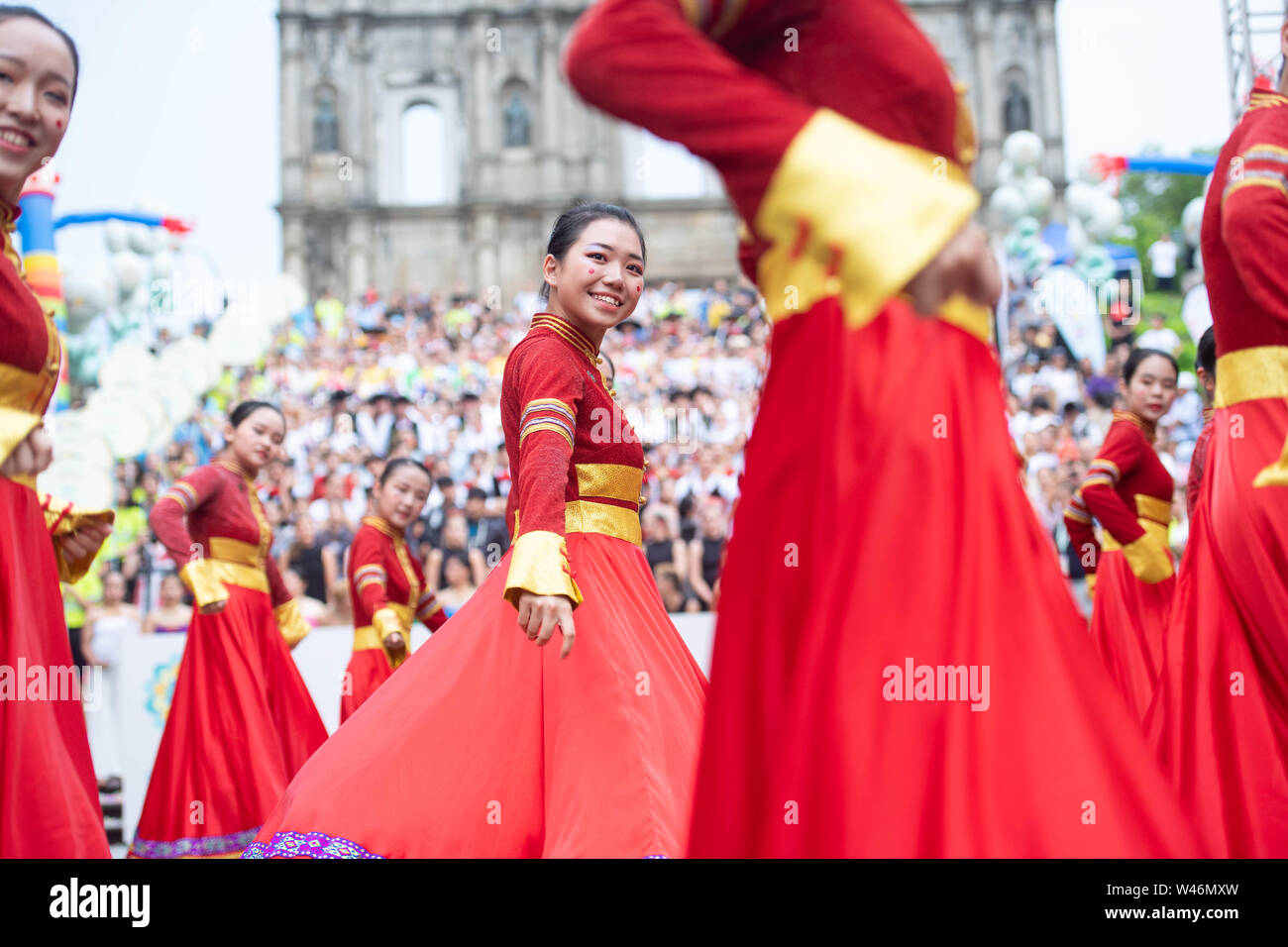 (190720) -- MACAO, luglio 20, 2019 (Xinhua) -- ballerini eseguono davanti alle rovine di San Paolo durante una parata della International Youth Festival di danza nel sud della Cina di Macao, luglio 20, 2019. La parata iniziato dalle Rovine di San Paolo e hanno marciato attraverso il centro storico di Macao. (Xinhua/Cheong Kam Ka) Foto Stock
