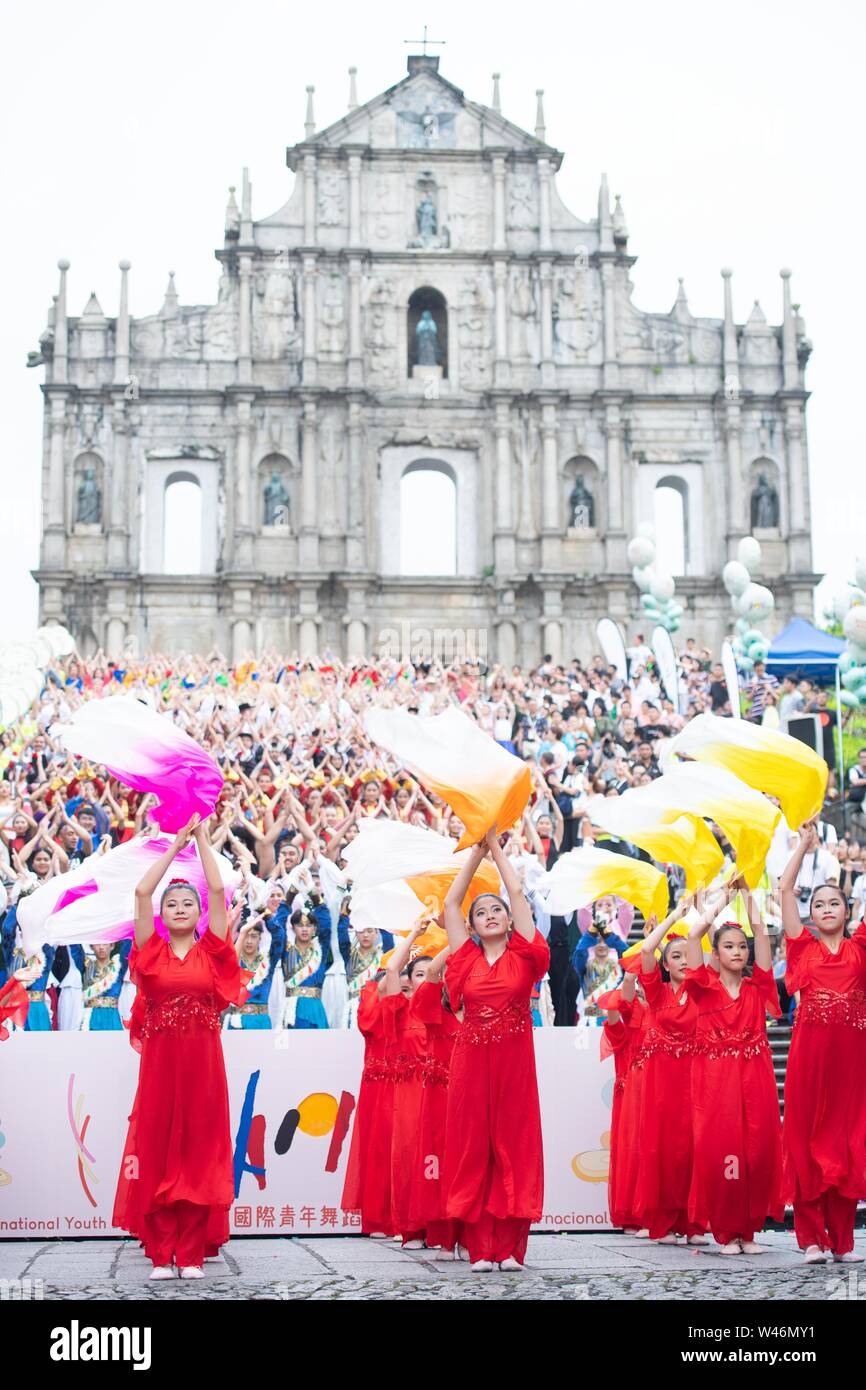 (190720) -- MACAO, luglio 20, 2019 (Xinhua) -- ballerini eseguono davanti alle rovine di San Paolo durante una parata della International Youth Festival di danza nel sud della Cina di Macao, luglio 20, 2019. La parata iniziato dalle Rovine di San Paolo e hanno marciato attraverso il centro storico di Macao. (Xinhua/Cheong Kam Ka) Foto Stock