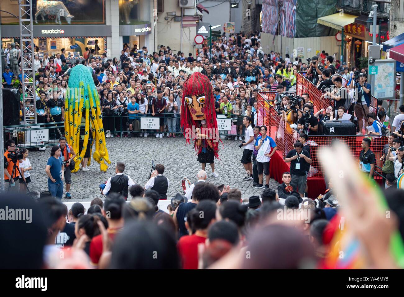 (190720) -- MACAO, luglio 20, 2019 (Xinhua) -- artisti eseguono durante una parata della International Youth Festival di danza nel sud della Cina di Macao, luglio 20, 2019. La parata iniziato dalle Rovine di San Paolo e hanno marciato attraverso il centro storico di Macao. (Xinhua/Cheong Kam Ka) Foto Stock