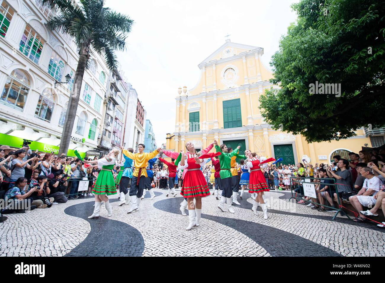 (190720) -- MACAO, luglio 20, 2019 (Xinhua) -- ballerini eseguono durante una parata della International Youth Festival di danza nel sud della Cina di Macao, luglio 20, 2019. La parata iniziato dalle Rovine di San Paolo e hanno marciato attraverso il centro storico di Macao. (Xinhua/Cheong Kam Ka) Foto Stock