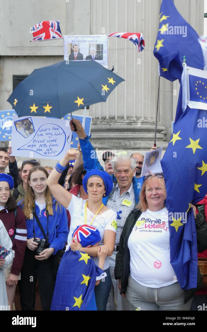 London.UK.xx luglio 2019.Migliaia marzo attraverso il centro di Londra a sostegno dei rimanenti nella UE e contro Boris Johnson. © Brian Minkoff/ Alamy Live News. Foto Stock