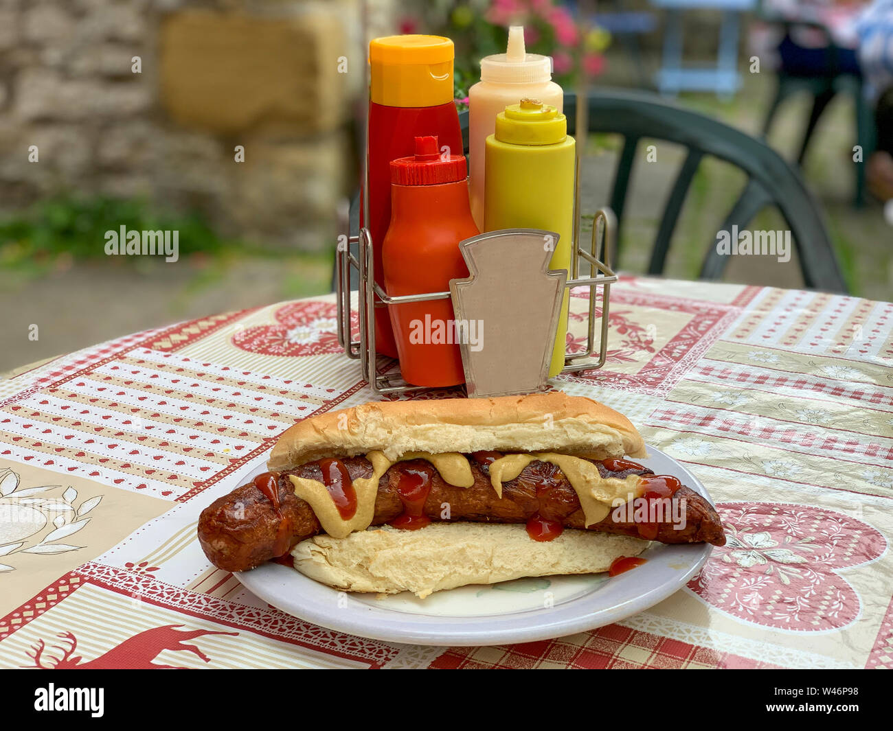 Il bratwurst in una pagnotta di pane con ketchup e senape Foto Stock