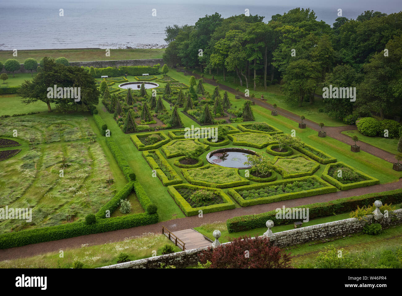 I giardini di Dunrobin Castle, una maestosa casa in Sutherland, nelle Highlands scozzesi lungo dell'North-Coast-500. Foto Stock