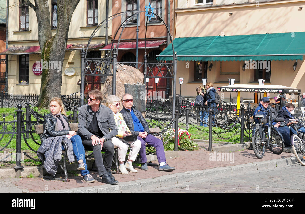 La gente seduta al posto di meditazione nel quartiere ebraico di Cracovia, della Piccola Polonia. Foto Stock