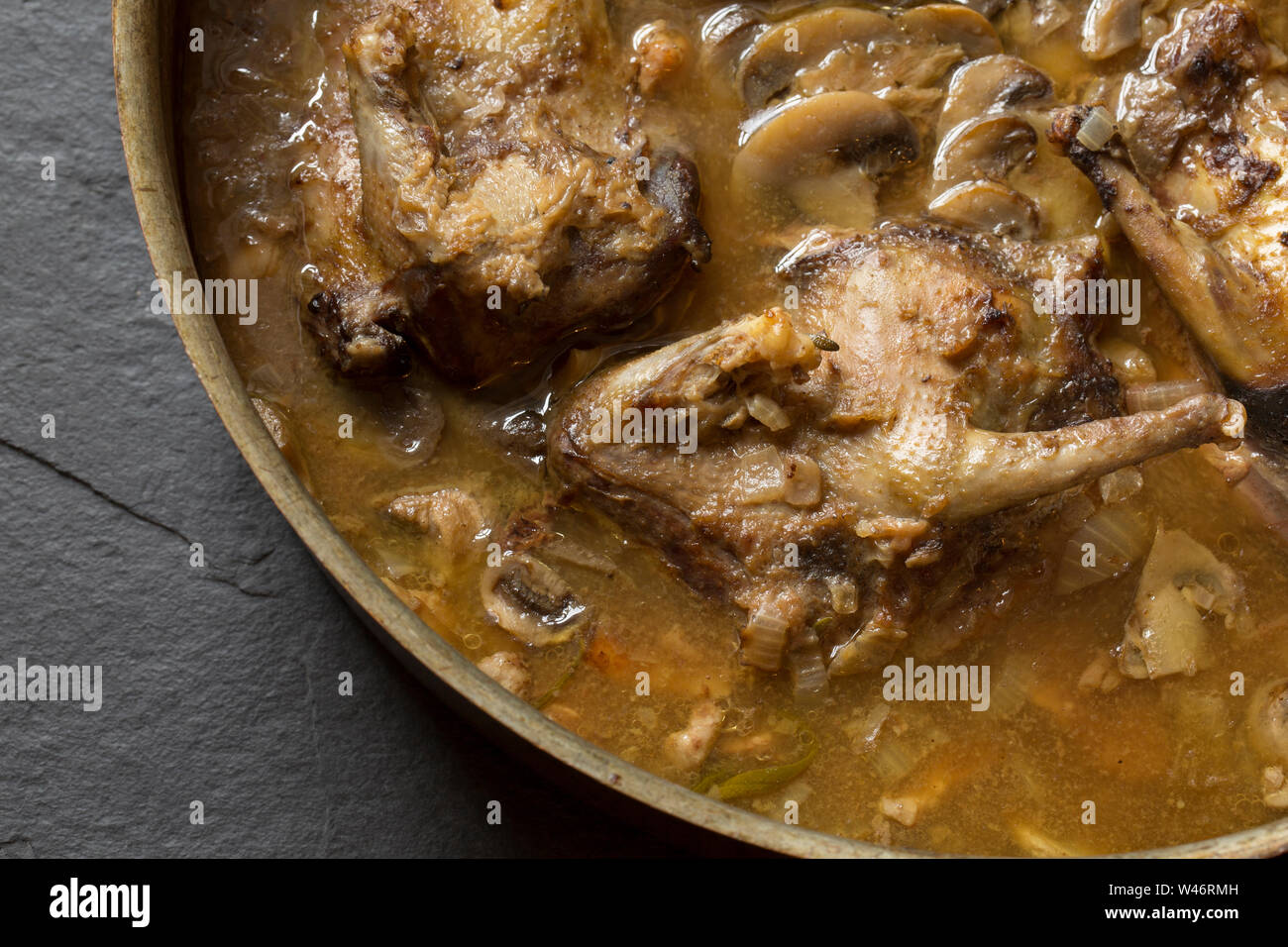 Uno spezzatino reso da selvatici colombacci Columba palumbus, che comprende le cipolle, cottura pancetta, brodo di carne, fagioli cannellini, funghi tagliati a fettine e fresche ro Foto Stock