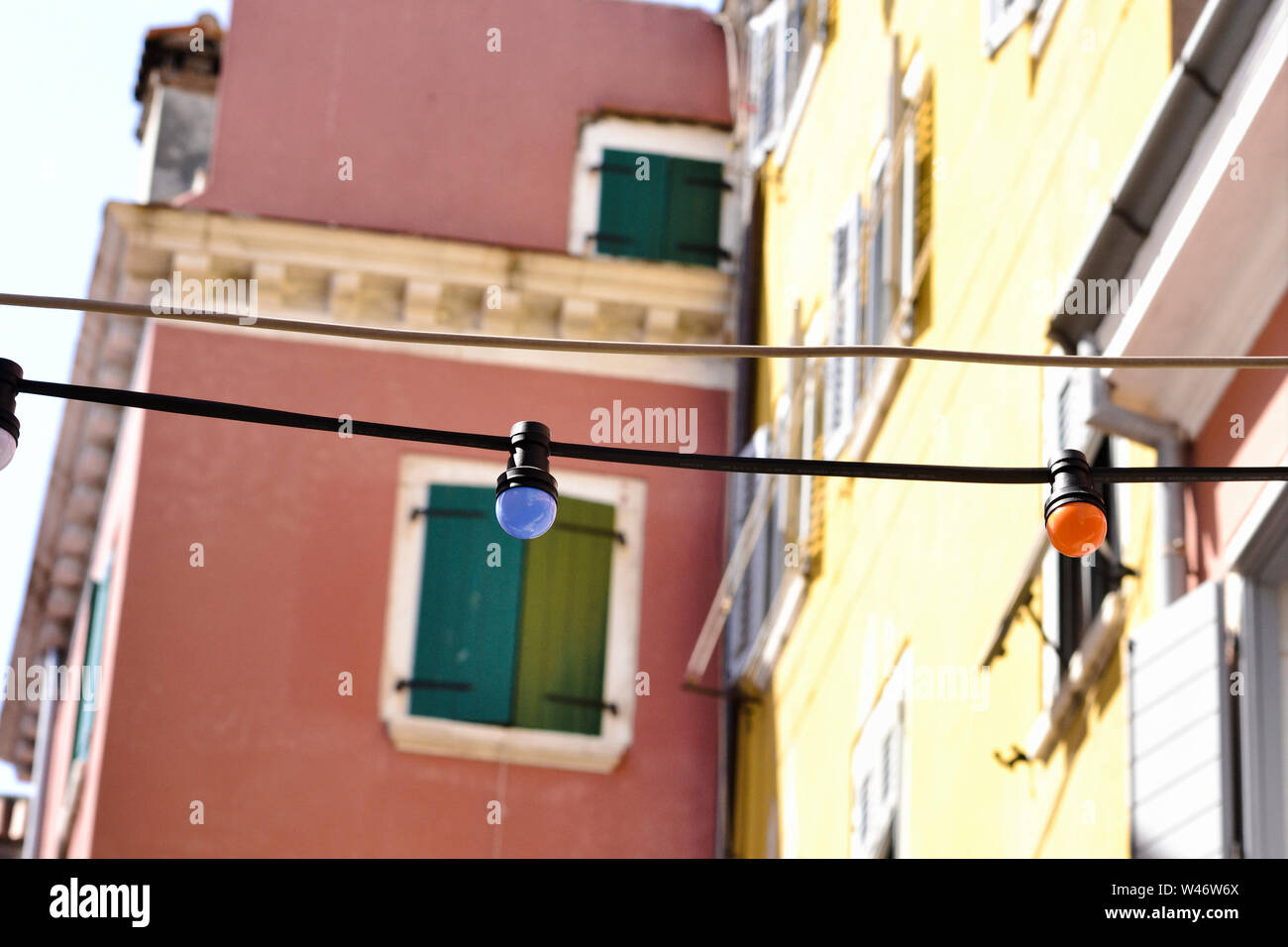 Una ghirlanda di colorate lampadine a Rovigno Croazia Foto Stock