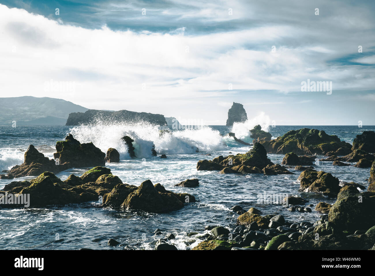 Azzorre, grandi onde che si infrangono sulla roccia vulcanica nera sull'Oceano Atlantico sulla costa di isola Faial nelle Azzorre, Portogallo Foto Stock