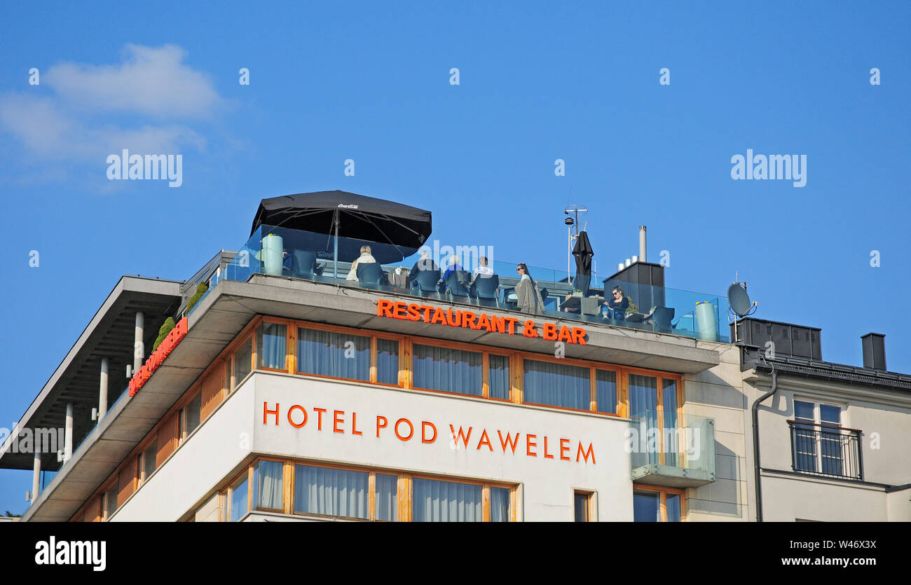 Domenica pomeriggio. Persone nella terrazza del ristorante e del bar dell'Hotel Pod Wawelem vicino al Castello Reale di Wawel e il fiume Vistola, Cracovia. Foto Stock