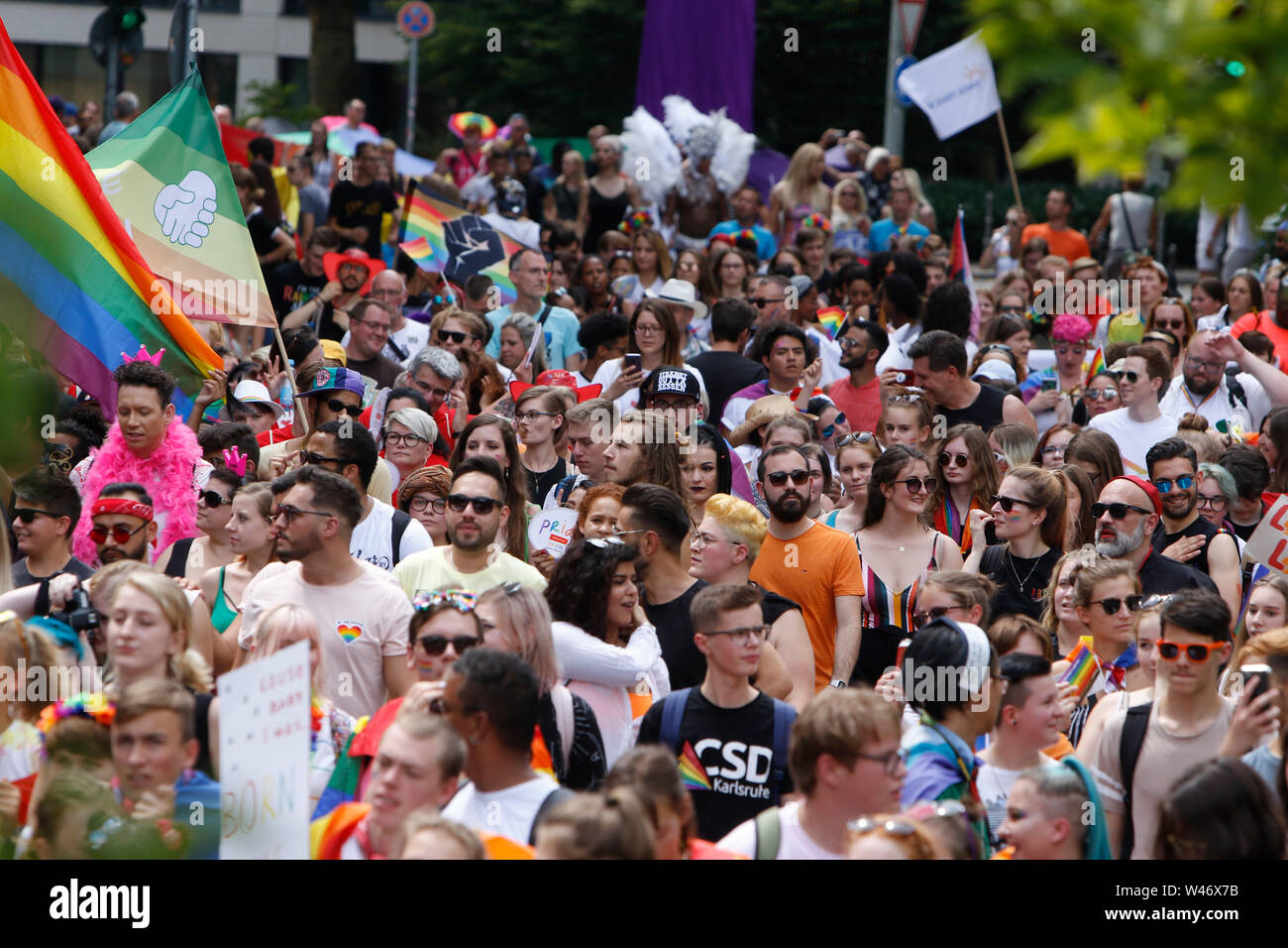 Francoforte, Germania. Il 20 luglio 2019. I partecipanti marzo con segno e bandiere arcobaleno attraverso Francoforte. Diverse migliaia di persone hanno celebrato Christopher Street Day a Francoforte con l annuale Francoforte Pride Parade attraverso la città. Era in onore del cinquantesimo anniversario di Stonewall insurrezione. Foto Stock