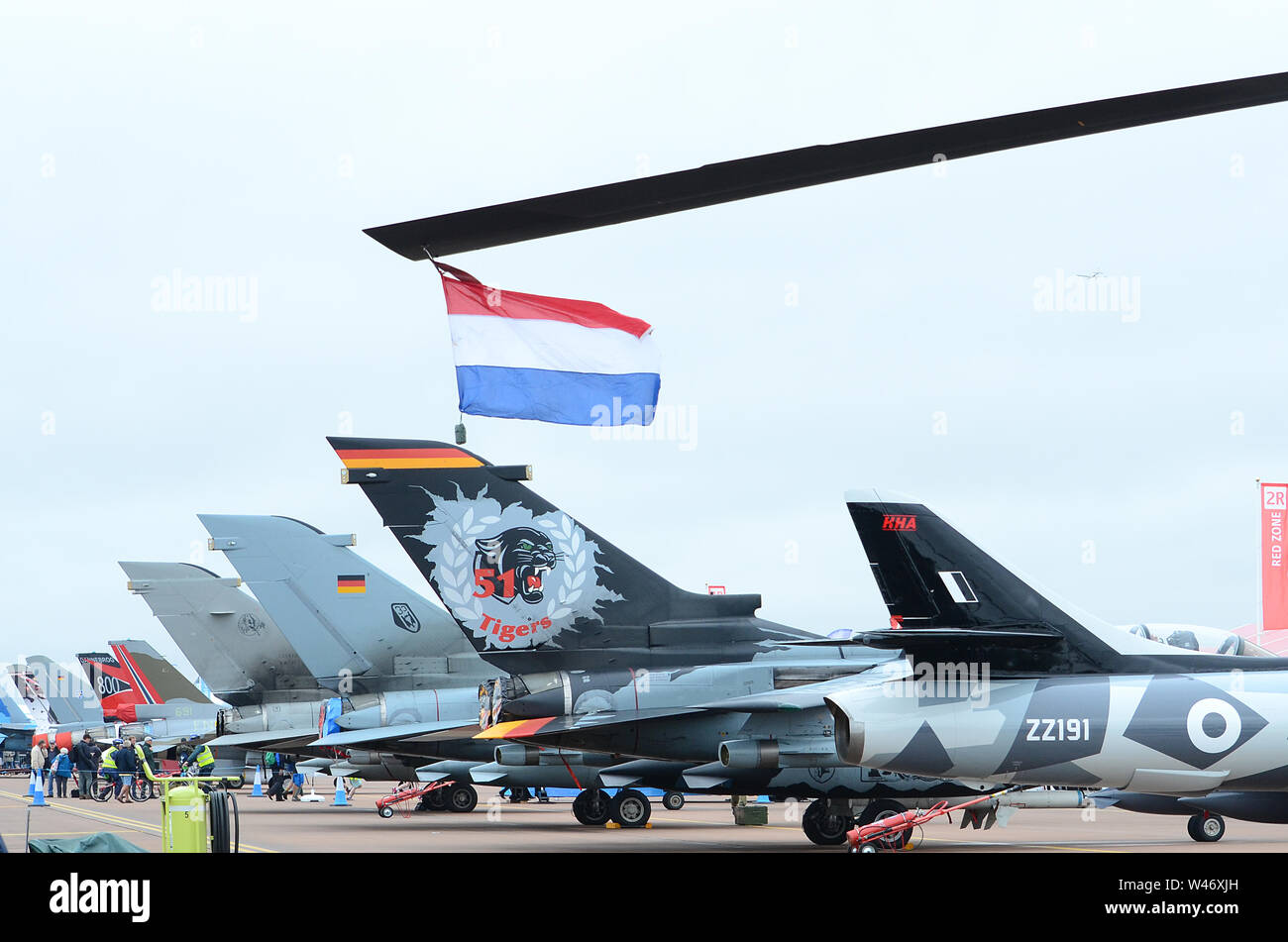 Alette di coda di vintage jet fighters su airfield Foto Stock