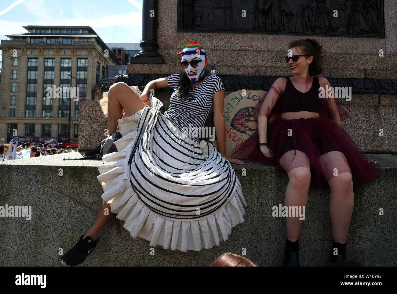 La comunità LGBT in George Square come Glasgow city segna 50 anni di uguaglianza LGBT. Foto Stock