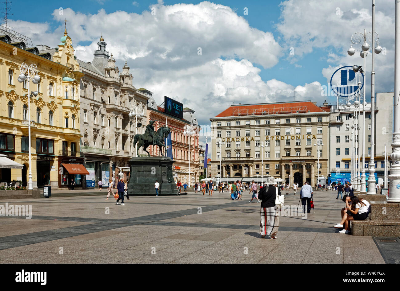 Trg Jelacica Bana; piazza centrale; palazzi ottocenteschi, vecchio, architettura decorativa, urban, statua equestre, Zagabria, Croazia; Europa; estate, ho Foto Stock
