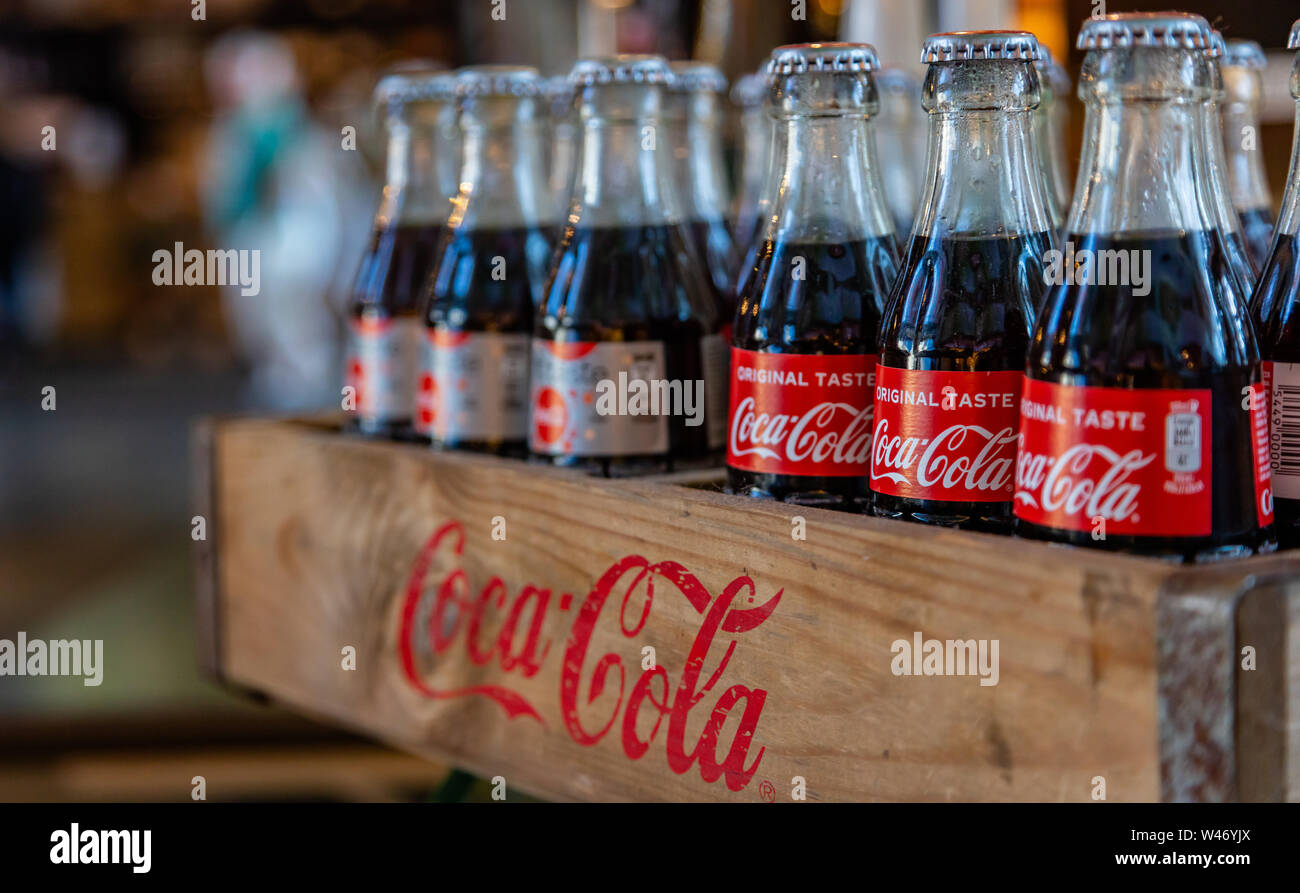 Rotterdam Paesi Bassi, 27 giugno 2019. Coca cola bottiglie di vetro in una scatola di legno, markthal Rotterdam, primo piano Foto Stock