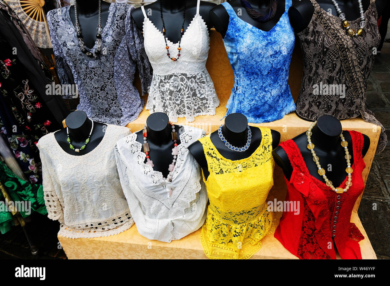 Pizzo donna abbigliamento su uno stallo a Burano. Italia Foto Stock