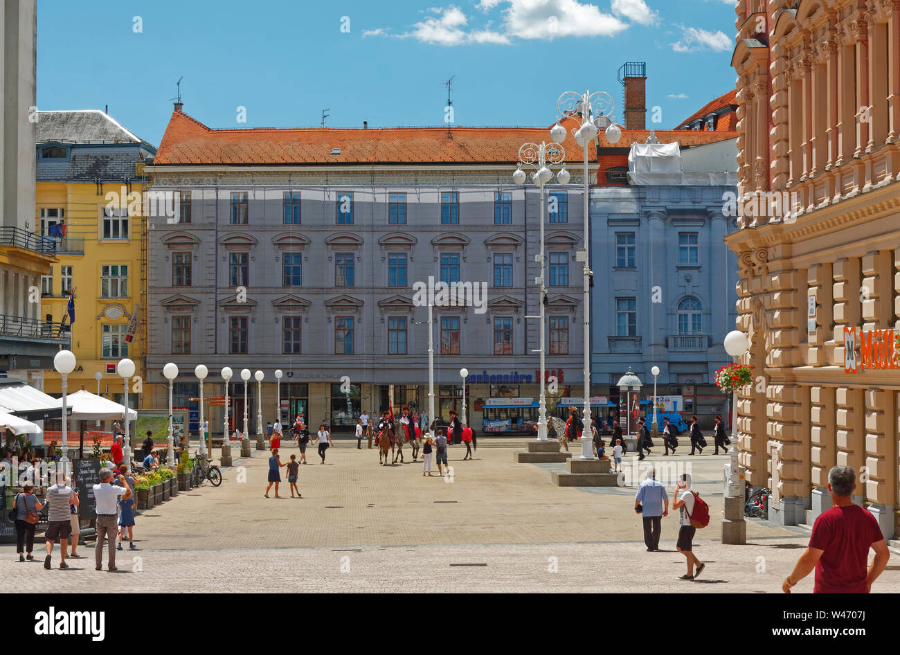Trg Jelacica Bana; piazza principale; Cravat reggimento uomini a piedi e a cavallo; vecchi edifici, Zagabria, Croazia; Europa; estate, orizzontale Foto Stock