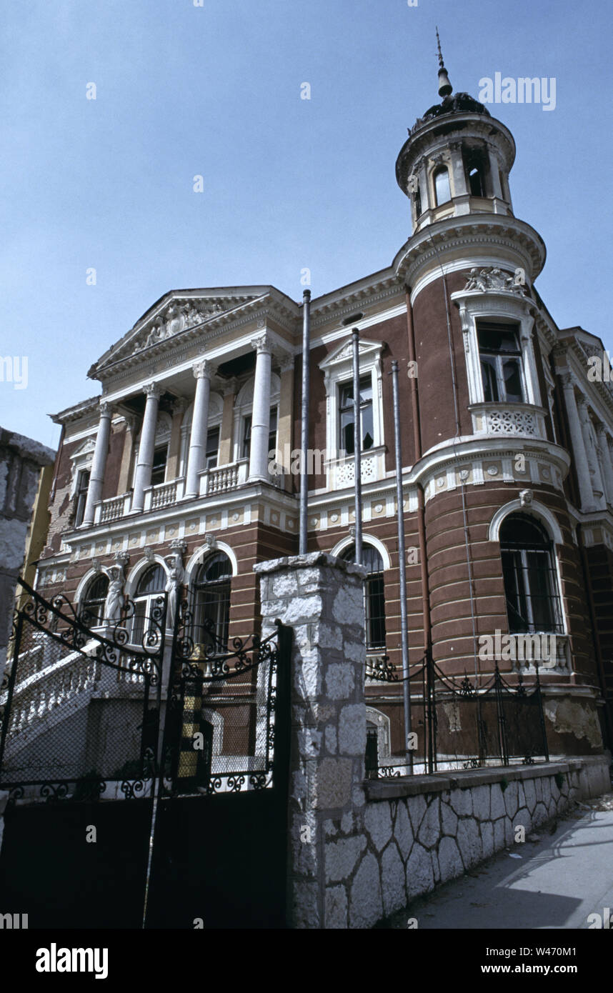 Il 14 aprile 1993 durante l'assedio di Sarajevo: 'Villa Mandic' su Petrakijina Street - il museo della XIV edizione dei Giochi Olimpici Invernali. È stato uno dei primi edifici ad essere attaccati - la notte del XXI Aprile 1992 fu bombardata e successivamente gravemente danneggiato da un incendio. Foto Stock