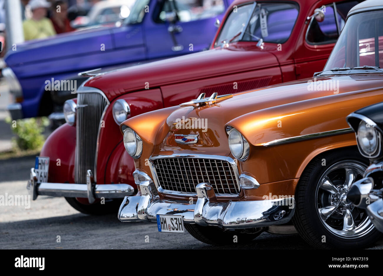 Hannover, Germania. Il 20 luglio, 2019. Ci lucido automobili sono in piedi in fila durante la strada Mag Show di Hannover. Circa 2500 motorizzati auto classica dagli USA sono stati in mostra ad Hannover dal sabato. Credito: Peter Steffen/dpa/Alamy Live News Foto Stock