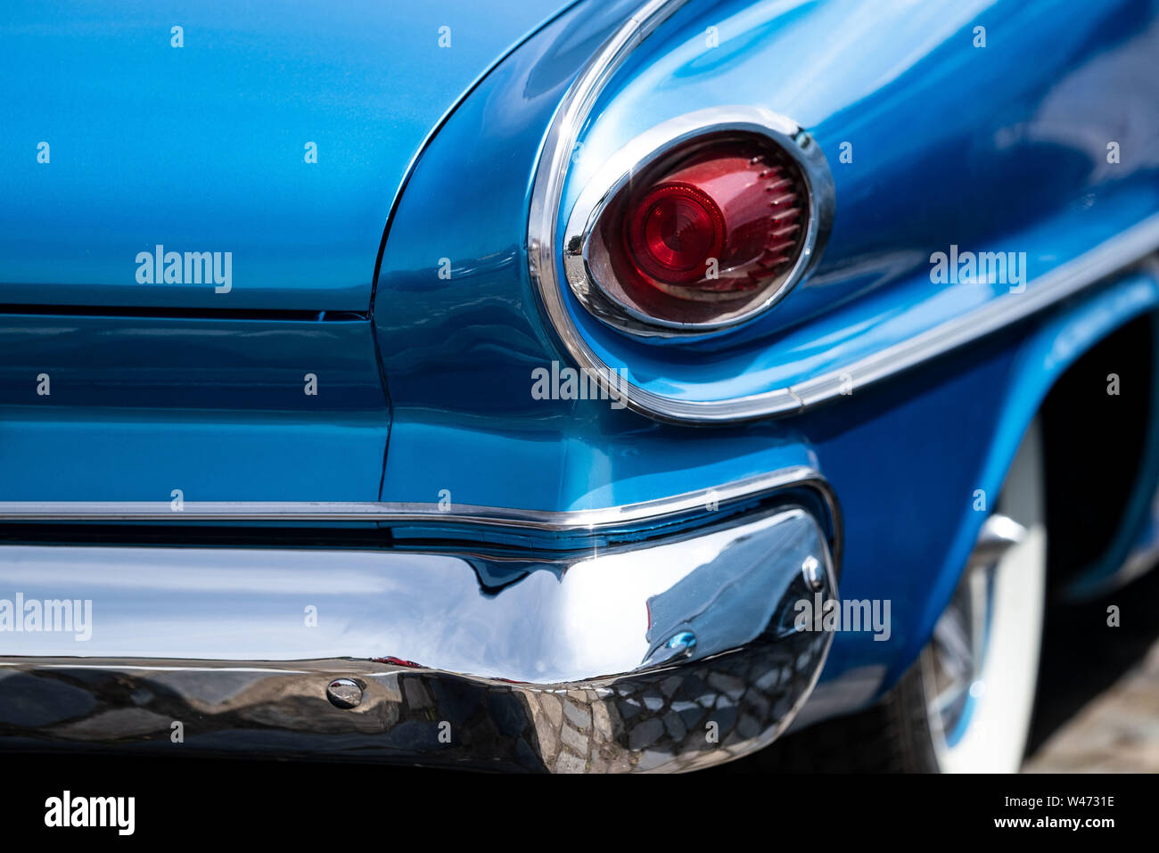 Hannover, Germania. Il 20 luglio, 2019. La luce di posizione posteriore di un US-Buick brilla al sole durante la strada Mag Show di Hannover. Circa 2500 motorizzati auto classica dagli USA sono stati in mostra ad Hannover dal sabato. Credito: Peter Steffen/dpa/Alamy Live News Foto Stock