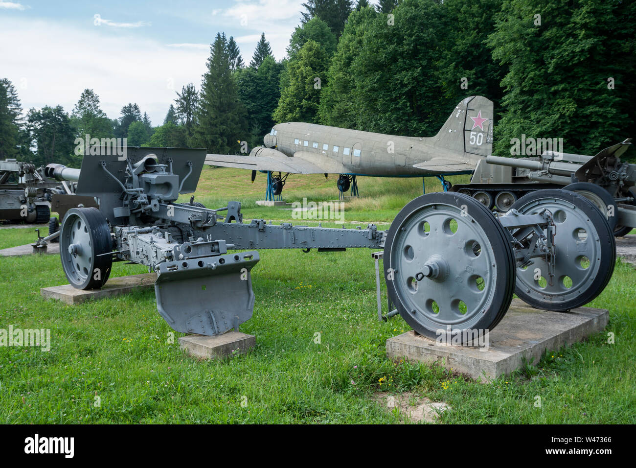 Tedesco tedesco SFH 18 (Feldhaubitze 18), obice 150 mm. E Lisunov li-2 (DC-3/C-47 Dakota). Museo militare all'aperto di Svidnik. Slovacchia. Foto Stock