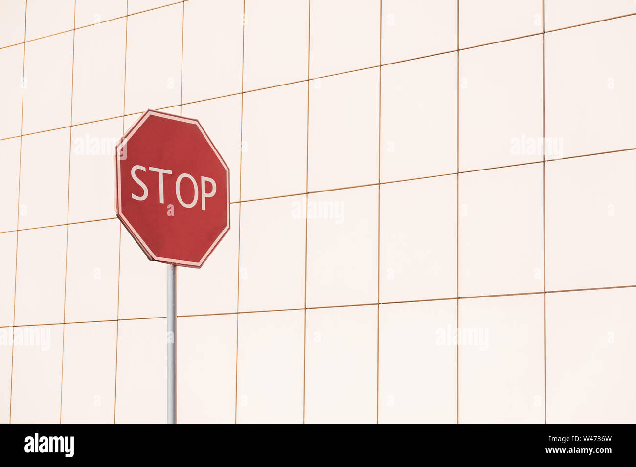 Segno di stop in disegno geometrico dello sfondo. Street foto di un cartello stradale con spazio di copia Foto Stock