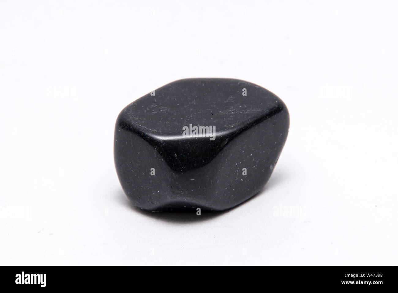 Onyx gemstone deep black gem toni di luce di un colore verde intenso e blu Foto Stock