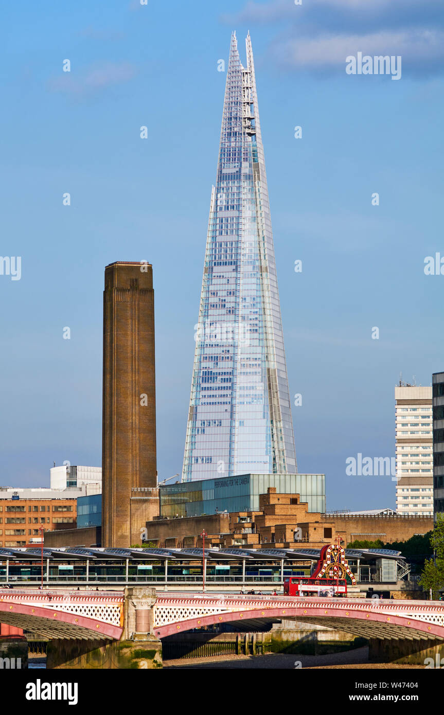 La Shard, la Tate Modern e il Blackfriars Bridge, Londra UK, dalla riva nord del Tamigi Foto Stock