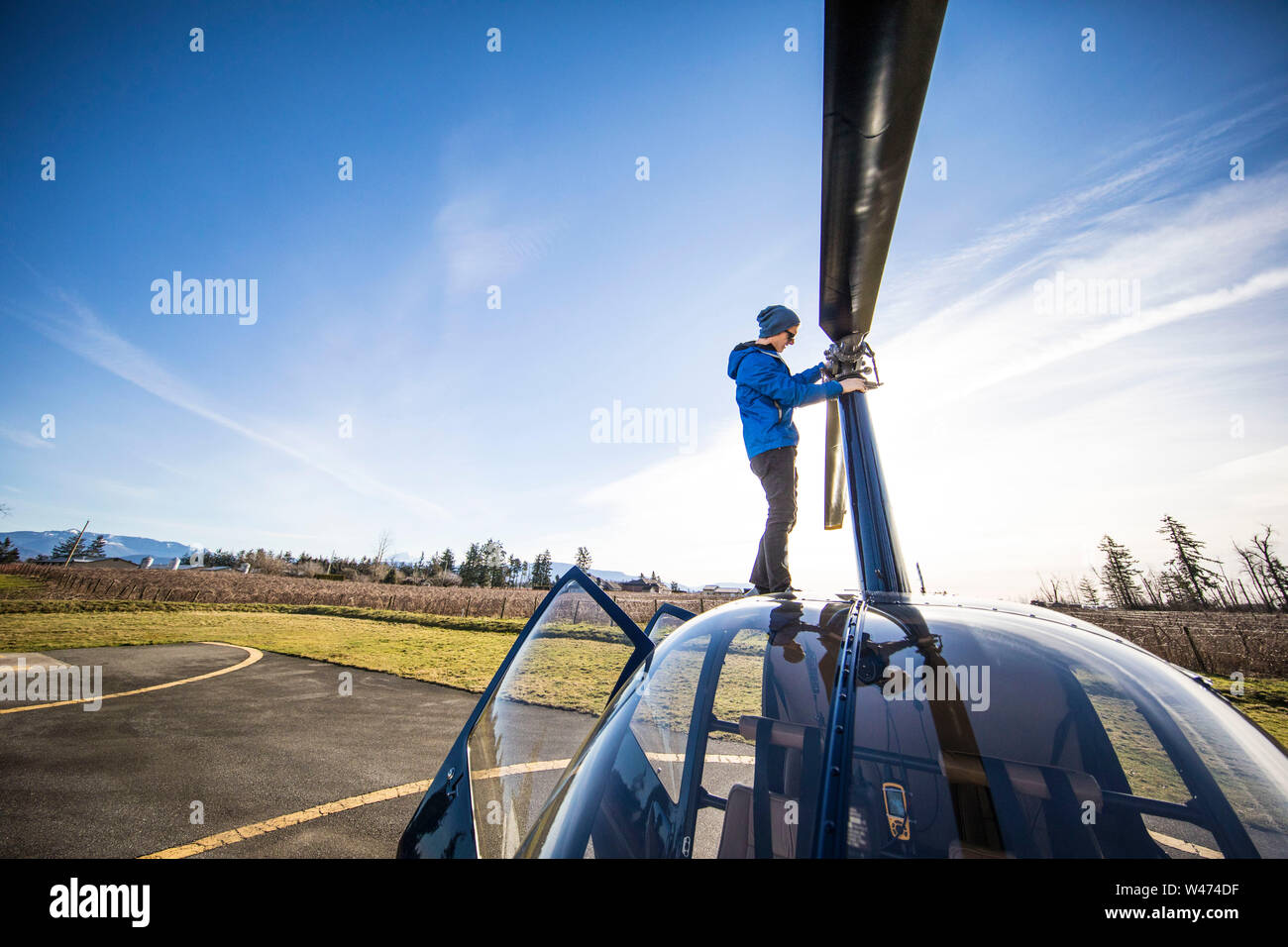 Lavoro meccanico in elicottero all'aperto Foto Stock