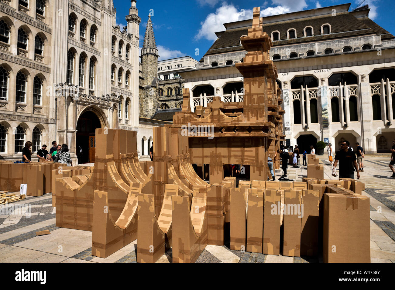 Guildhall Yard, Londra, Regno Unito. Il 20 luglio 2019. I volontari aiutano a costruire il 20m di cartone del popolo torre dall artista Olivier Grossetête in Guildhall yard. Costruito su Sabato la torre sarà battuto sopra la domenica. Credito: Matteo Chattle/Alamy Live News Foto Stock