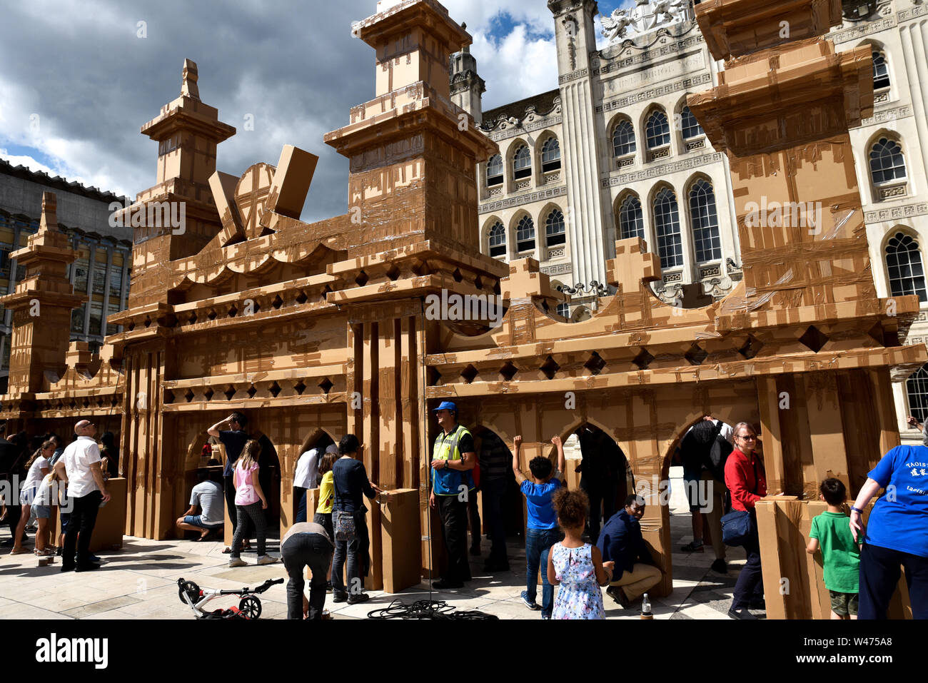 Guildhall Yard, Londra, Regno Unito. Il 20 luglio 2019. I volontari aiutano a costruire il 20m di cartone del popolo torre dall artista Olivier Grossetête in Guildhall yard. Costruito su Sabato la torre sarà battuto sopra la domenica. Credito: Matteo Chattle/Alamy Live News Foto Stock