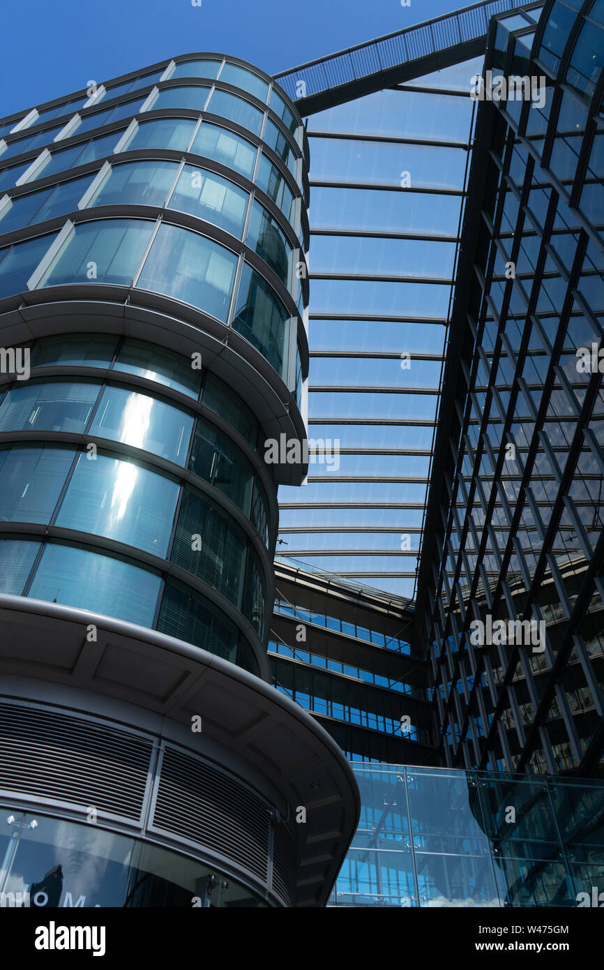 Edificio in vetro e skycrapper realizzata in vetro e ferro metallico Foto Stock