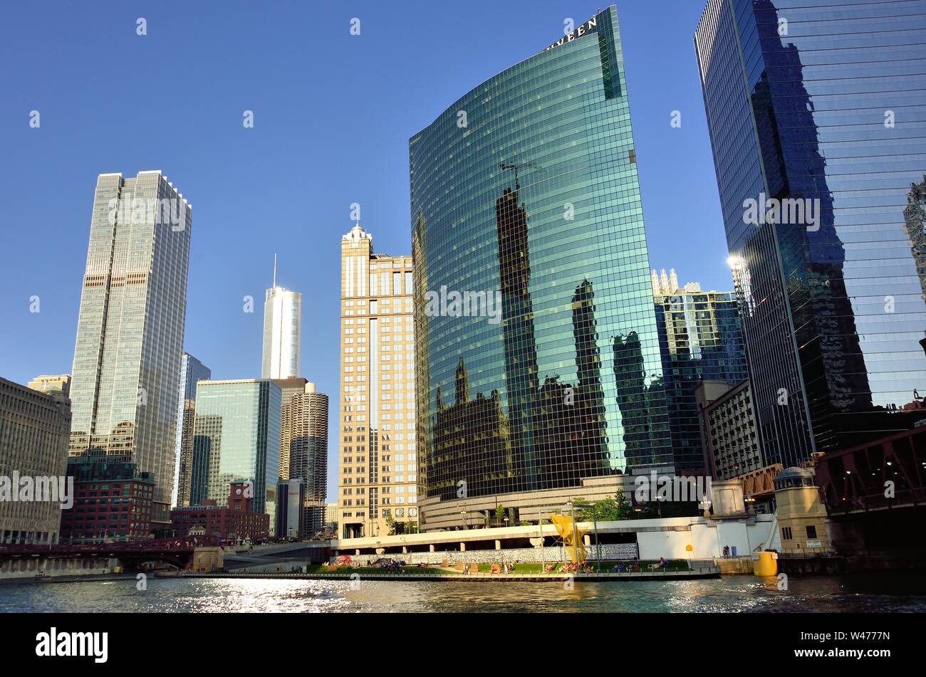 Chicago, Illinois, Stati Uniti d'America. Una vista del ramo principale del fiume Chicago come teste in direzione est verso il suo incontro con il lago Michigan. Foto Stock