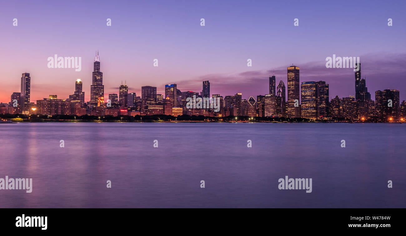Sullo skyline di Chicago dopo il tramonto, girato da Adler Planetarium Foto Stock