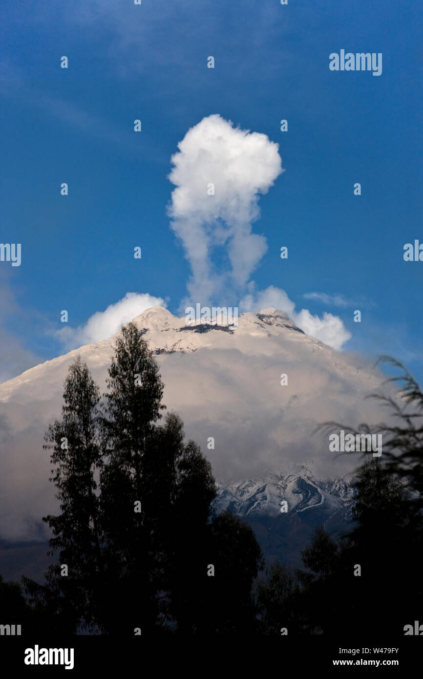 - Cotopaxi uno stratovulcano attivo nelle montagne delle Ande, situato nella provincia di Cotopaxi, circa 50 km a sud di Quito, Ecuador, Sud America. Foto Stock