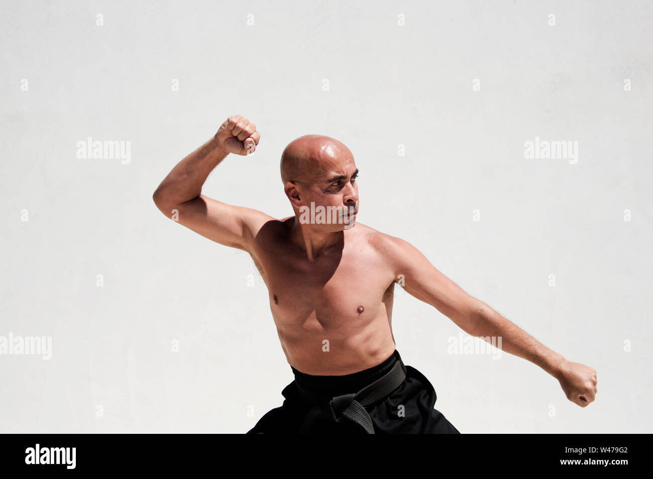 La mezza età arti marziali uomo pratica di auto-difesa e consapevolezza. Foto Stock