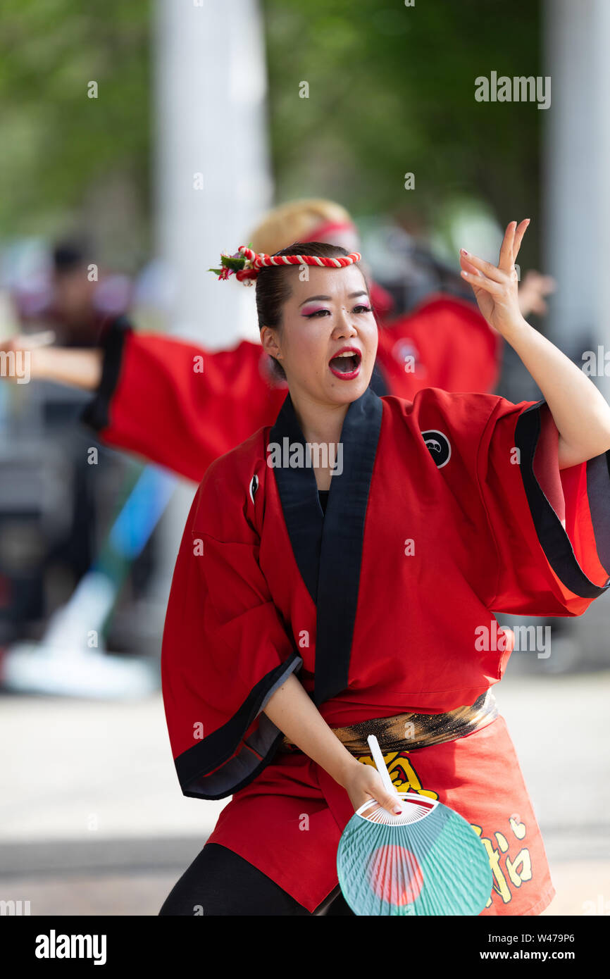 Columbus, Ohio, Stati Uniti d'America - 26 Maggio 2019: Columbus Festival asiatici, membri di Takarabune balli di gruppo dal Giappone, indossando abiti tradizionali di eseguire tra Foto Stock