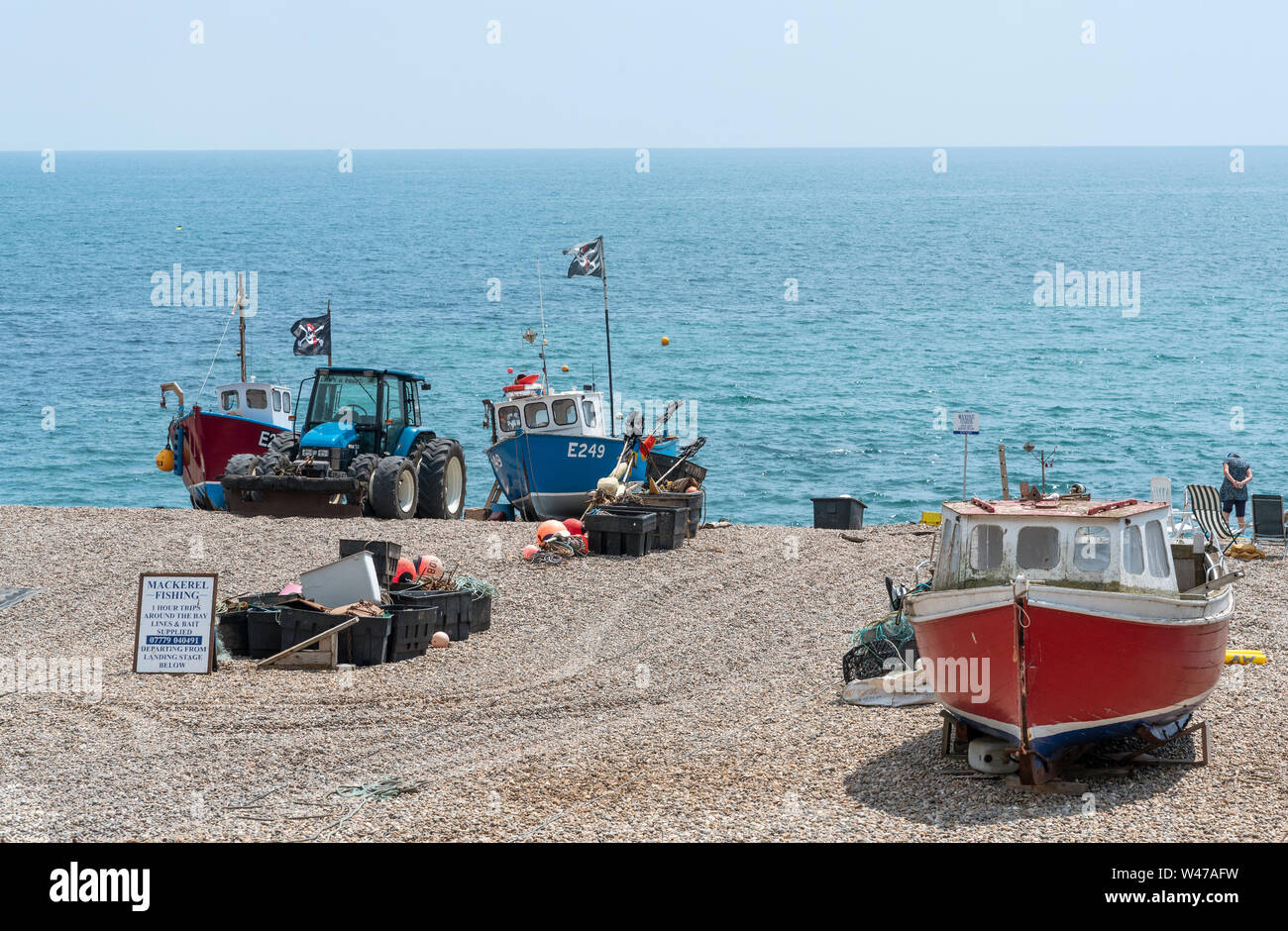 La birra vicino a Seaton, Devon, Inghilterra, Regno Unito. Giugno 2019. Barche di pescatori sulla spiaggia di ciottoli di birra in East Devon. Foto Stock