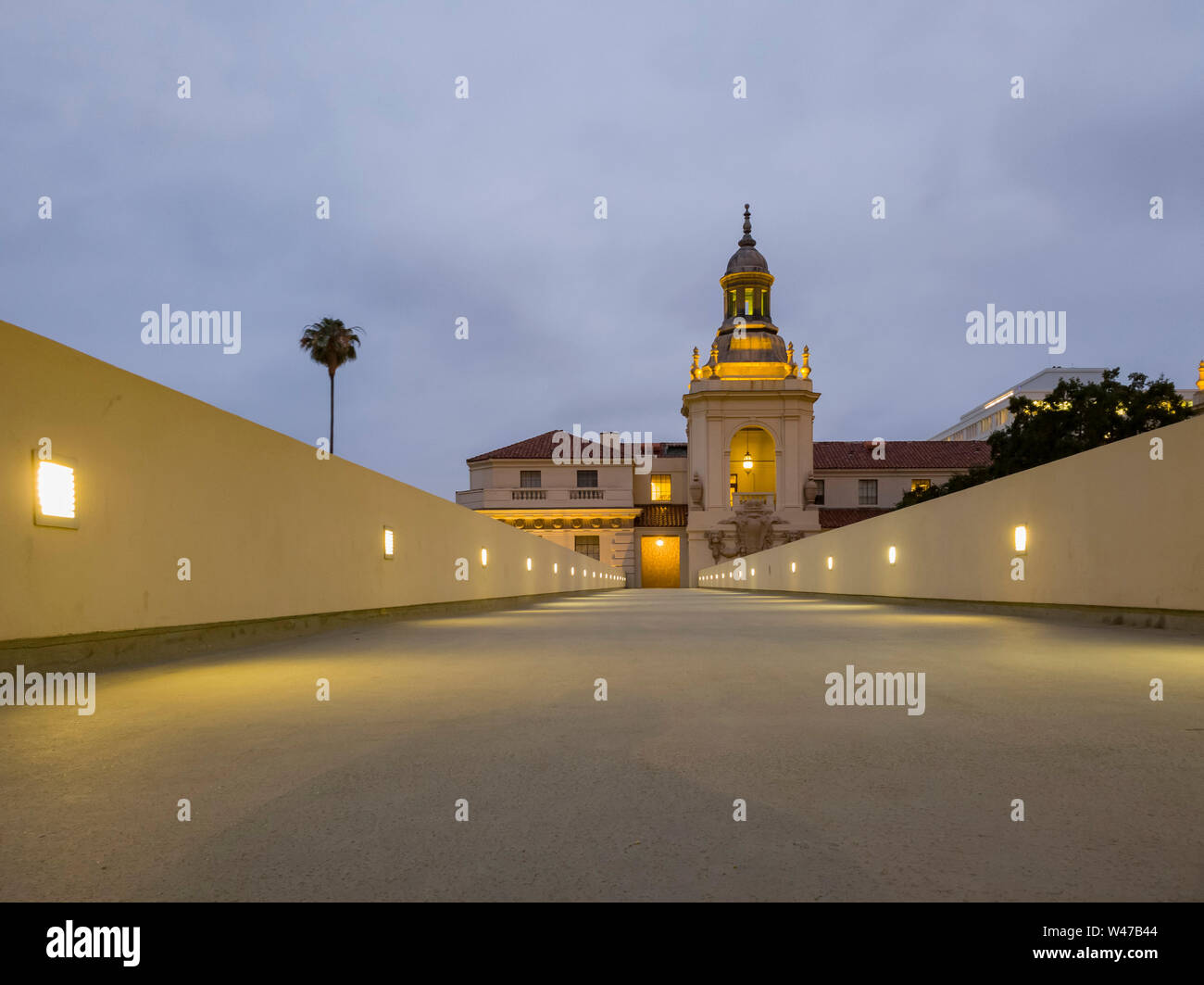 Vista notturna di Pasadena city hall presso il Los Angeles County, California Foto Stock