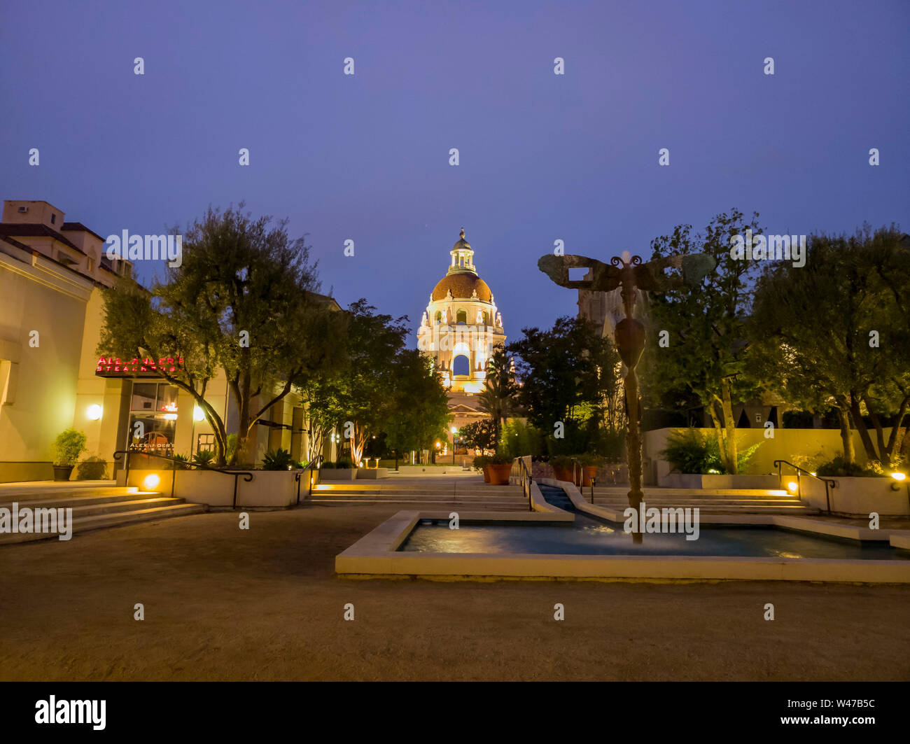 Vista notturna di Pasadena city hall presso il Los Angeles County, California Foto Stock